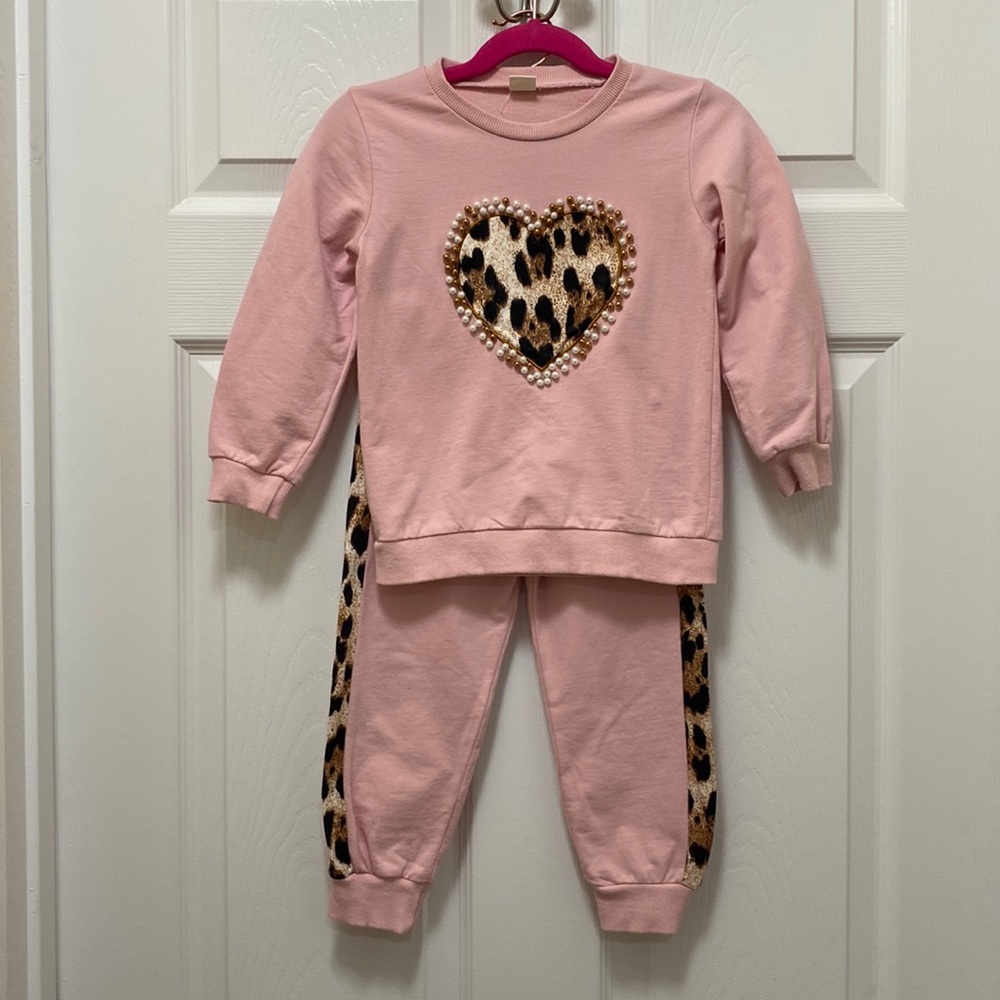 EUC 2 piece embellished sweatsuit🌻2 for $20